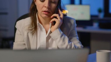 Gecenin geç saatlerinde yapılan telefon görüşmesinde konsantre iş kadını