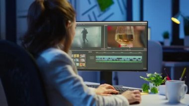 Gece yeni proje düzenleme ses film montajında çalışan video düzenleyici