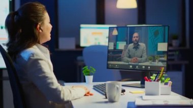 Kadın serbest çalışan müşteriyle gece yarısı video görüşmesi yapıyor.
