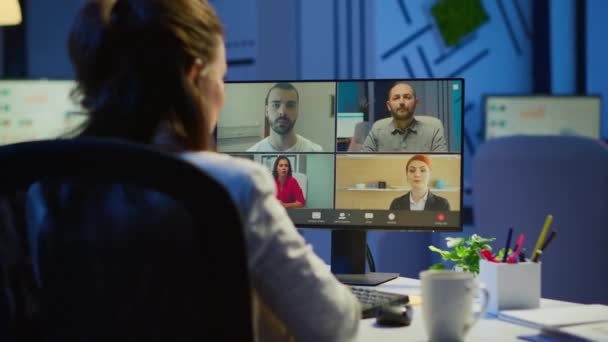 Visão traseira da mulher de negócios falando sobre relatório de venda em videoconferência — Vídeo de Stock