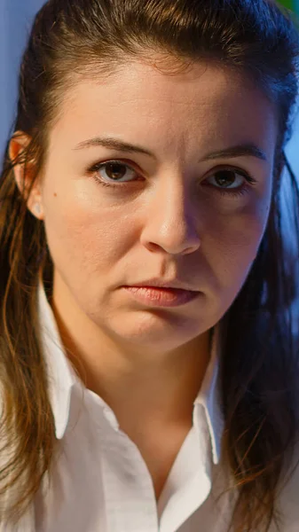 Close up de mulher de negócios sobrecarregada olhando exausto para a câmera — Fotografia de Stock