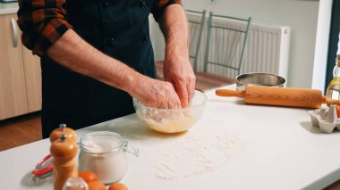 Cam bir kaseye ekmek hamuru katlıyorum.