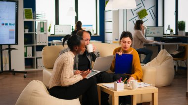 Çok ırklı iş adamları toplantının başlangıcında proje üzerinde beyin fırtınası yapıyorlar