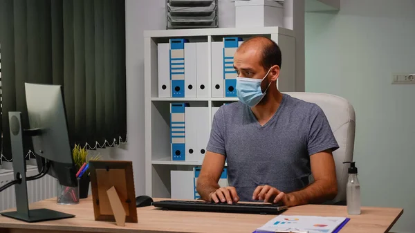 Bilgisayarda maske takan girişimci — Stok fotoğraf
