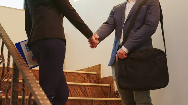 Empresarios parados en escaleras discutiendo en edificio de oficinas — Foto de Stock