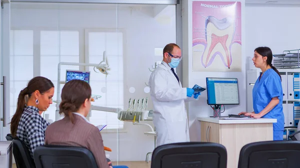 Dentista pede enfermeira para a próxima radiografia dentária — Fotografia de Stock