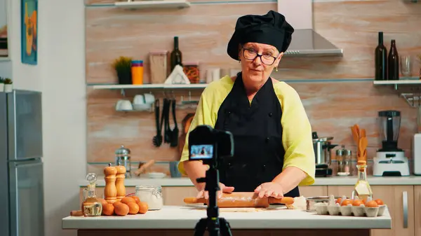 Γιαγιά κάνει το μαγείρεμα vlog — Φωτογραφία Αρχείου