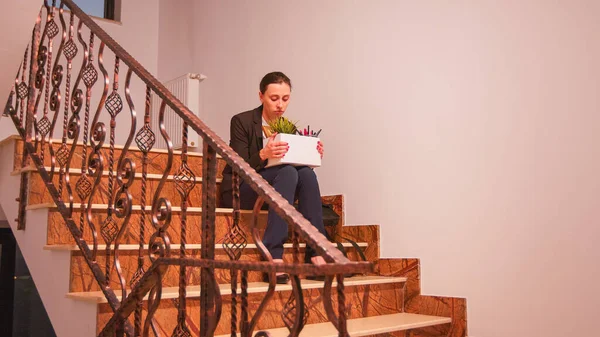 Femme d'affaires virée assise dans les escaliers pleurant — Photo