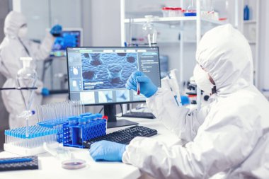 Coronavirüs tedavisini arayan tıbbi ekip