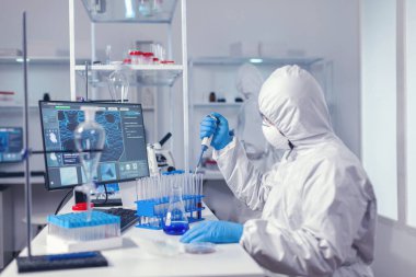 Mikrobiyoloji laboratuarında çalışan bir mühendis.