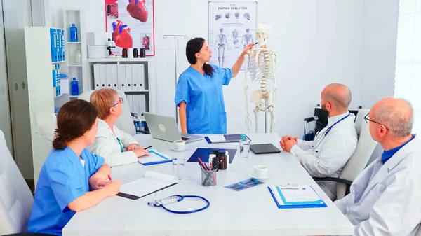 Enfermera dando presentación usando modelo de esqueleto — Foto de Stock