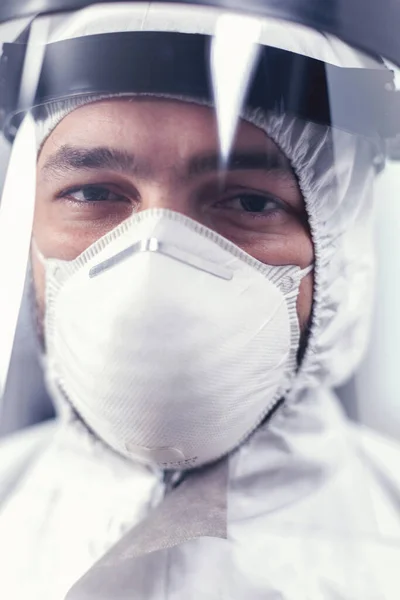 Gros plan d'un scientifique virologiste portant un équipement ppe dans un laboratoire de microbiologie — Photo