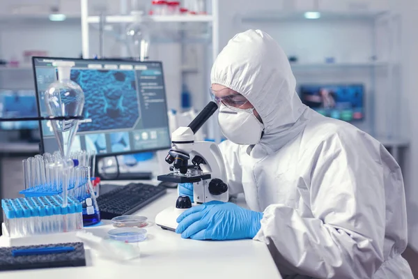 Gezondheidszorg onderzoeker analying monster op microscoop — Stockfoto