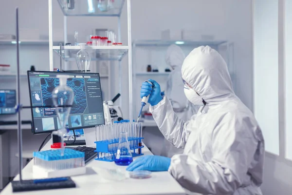 Ingeniero en microbiología laboratorio sosteniendo micropipeta —  Fotos de Stock