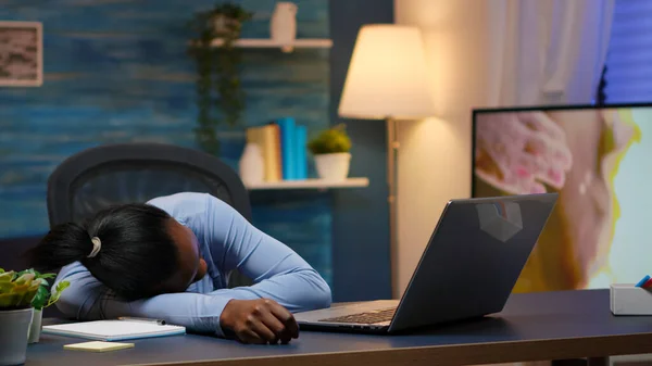 Esausta donna d'affari nera che si addormenta sulla scrivania — Foto Stock