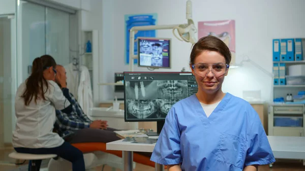 Enfermeira dentista conversando com pacientes remotos sobre higiene bucal — Fotografia de Stock