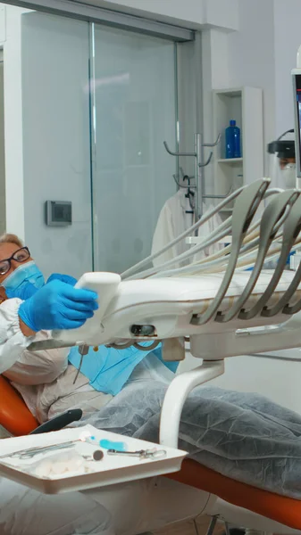 Técnico dentista em macacão preparando-se para cirurgia dentária — Fotografia de Stock