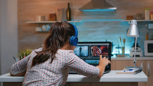 Éditeur vidéo portant un casque et travaillant à la maison — Photo