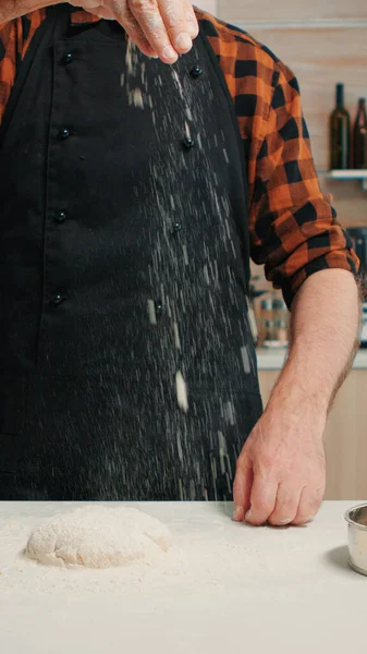 Panadería hombre tamizar la harina, la preparación de masa de pan — Foto de Stock