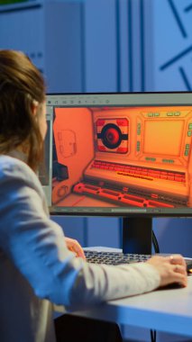 Kadın oyun sotware geliştiricisi gece yeni oyun fazla mesaisini test ediyor