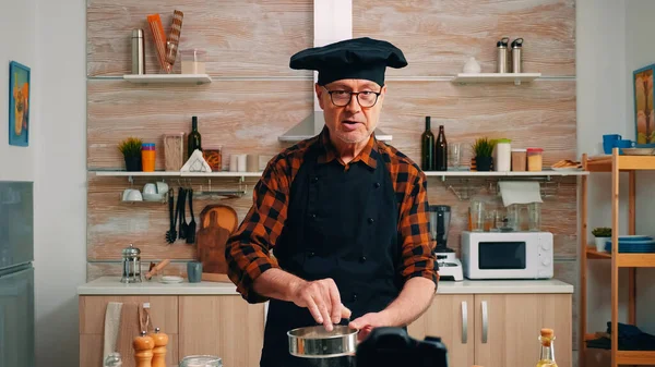 Uso de tamiz metálico mientras se cocina en vivo —  Fotos de Stock