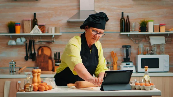 Abuela escucha video consejos para cocinar —  Fotos de Stock