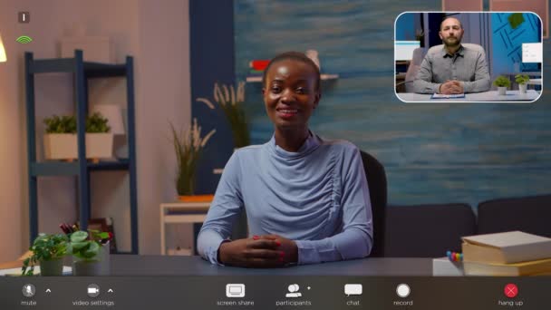 Negro mujer de negocios hablando delante de la cámara de tener videollamada — Vídeos de Stock