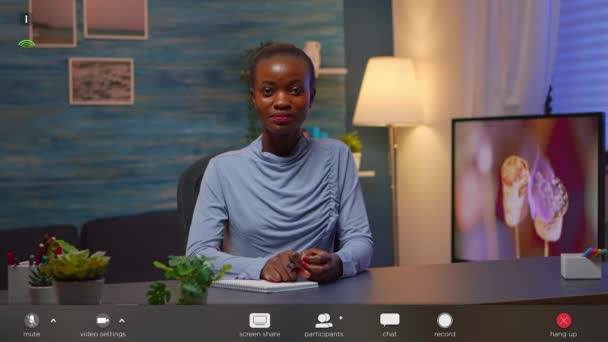 Negro mujer de negocios en video conferencia trabajando remotamente — Vídeos de Stock