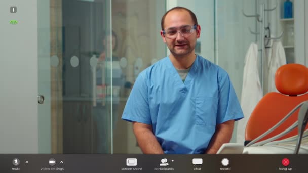 Zahnarzthelferin blickt in Kamera und spricht mit Patienten — Stockvideo