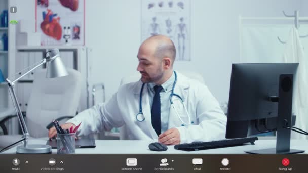 Lekarz na wideo rozmowy online oferując pomoc medyczną dla pacjentów — Wideo stockowe