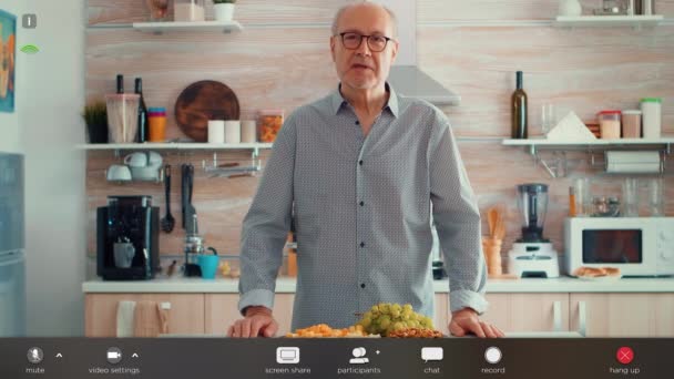 Son sınıf öğrencisi mutfakta video görüşmesi yapıyor. — Stok video