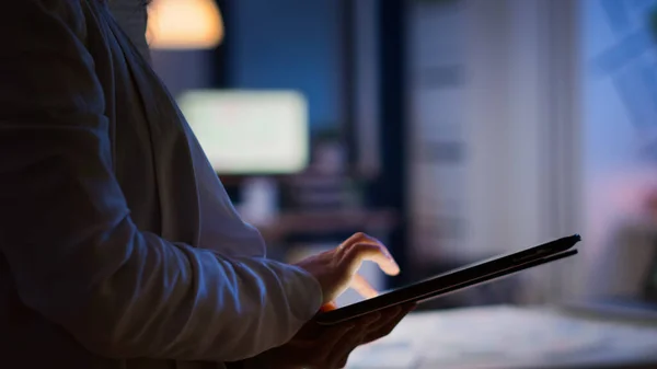 Close-up foto van vrouw handen typen op tablet — Stockfoto