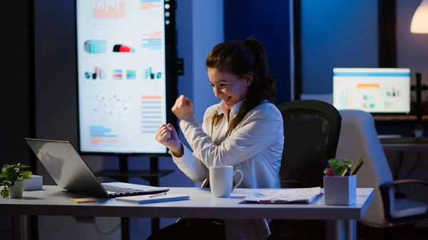 Opgewonden vrouw voelt extatisch lezen van geweldig online nieuws op laptop — Stockfoto