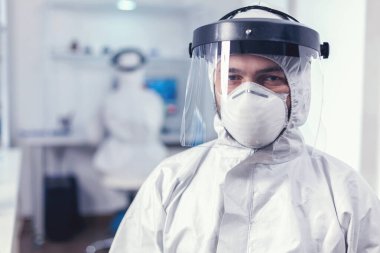 Laboratuvarda kovid araştırma için koruyucu ekipman takan tıbbi personel.