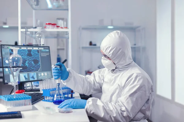 Sorgfältiger Arzt arbeitet mit automatischer Pipette — Stockfoto