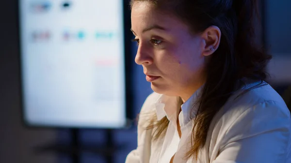 Gros plan de la femme gestionnaire stressée massant les yeux fatigués — Photo