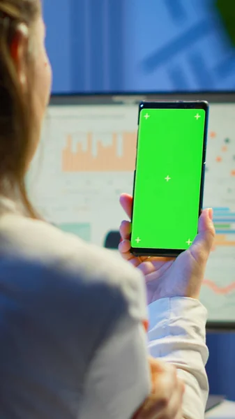 Freelancer lookig au téléphone portable avec écran vert — Photo