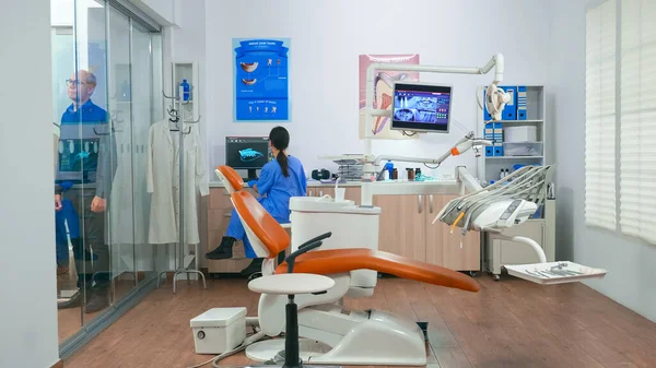 Сестра приглашает следующего пациента в стоматологическую палату — стоковое фото