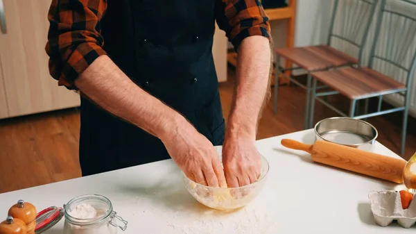 糕点面团的制作过程 — 图库照片