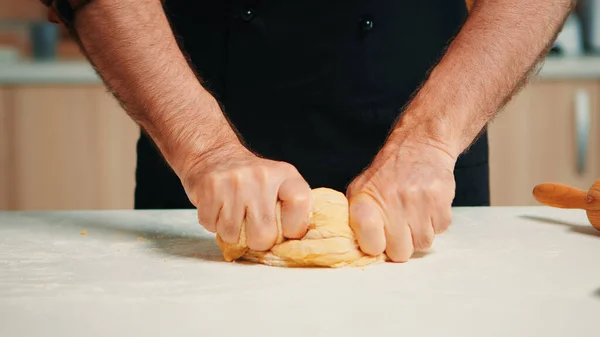 Caucásico hombre dando forma a una barra de pan — Foto de Stock