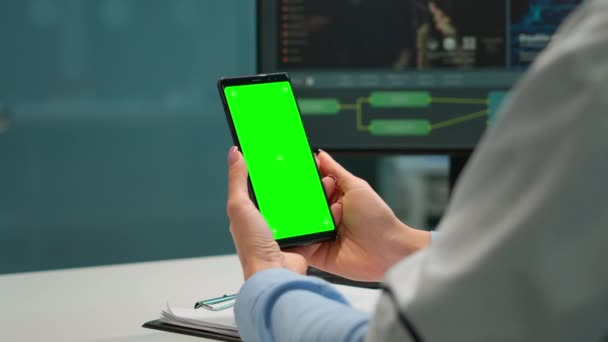 Medico in laboratorio scientifico in possesso di telefono con schermo verde — Video Stock