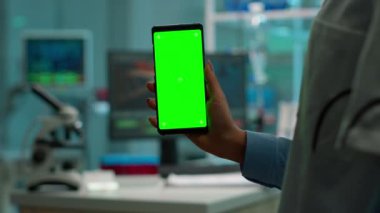 Krom anahtar, bilim kadını tarafından kullanılan akıllı telefonda izole edilmiş görüntü