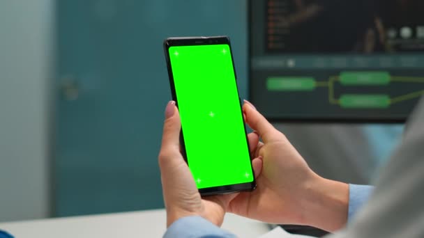 緑色の画面でスマートフォンで患者の結果を確認する化学療法 — ストック動画