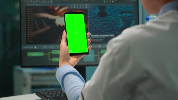 미생물학자가 녹색 흉내를 내면서 핸드폰을 보는 뒷모습 — 비디오
