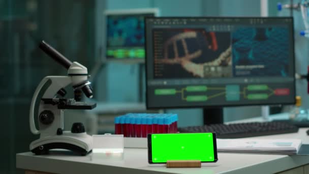 Microbiologo mettendo campione di sangue vicino al telefono schermo verde — Video Stock