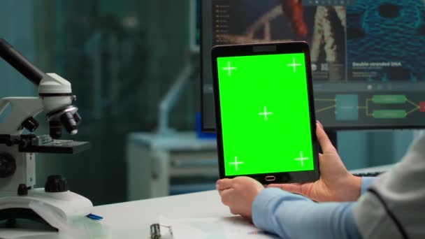 Primer plano de la mujer científica sosteniendo tableta con maqueta verde — Vídeos de Stock