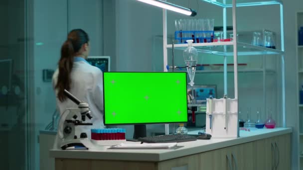 Ordenador con pantalla verde que trabaja en labooratorio con monitor de maqueta — Vídeos de Stock