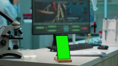 Laboratuvarda krom anahtar ekranıyla çalışan akıllı telefon