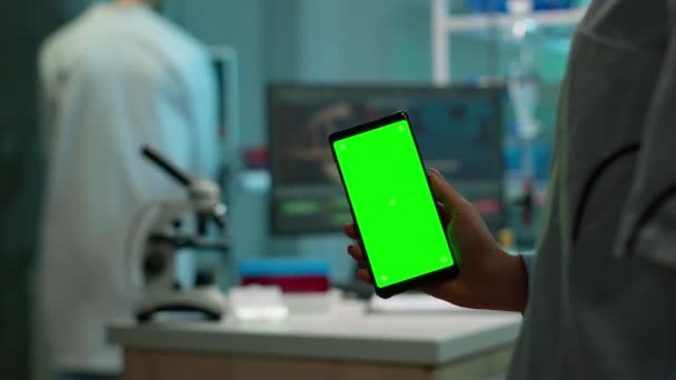 用彩色键显示的生物化学家手持智能手机的特写 — 图库视频影像