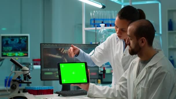 Professionele chemici werken aan tablet met chroma toetsenbord — Stockvideo